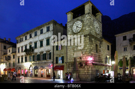 Montenegro, Kotor, en la Plaza de Armas, la torre del reloj, Foto de stock