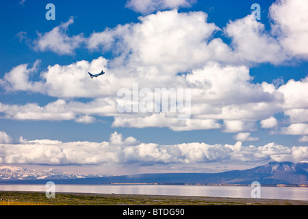 Avión despegar del aeropuerto internacional Ted Stevens de Anchorage, Alaska Southcentral Foto de stock