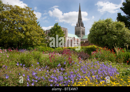 Catedral de Chichester desde los jardines del Palacio Episcopal, West Sussex, Inglaterra Foto de stock