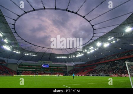 La construcción del techo del estadio de fútbol BayArena en Leverkusen, Alemania, durante un partido de la Bundesliga alemana. Foto de stock