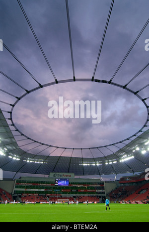 La construcción del techo del estadio de fútbol BayArena en Leverkusen, Alemania, durante un partido de la Bundesliga alemana. Foto de stock