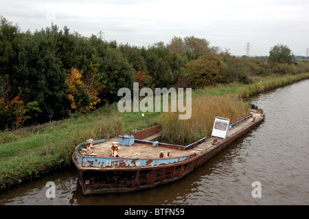 Hundidos y sobrepoblados barcaza en el Canal de Gloucester y nitidez. Foto de stock