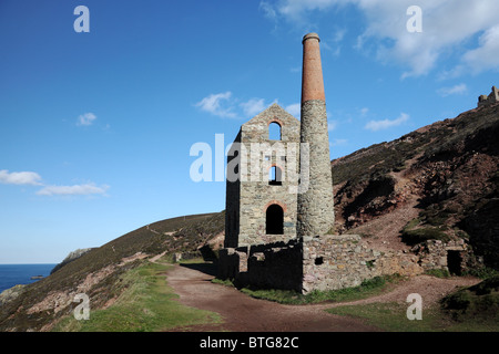 El antiguo motor de bombeo del eje Towanroath House en la pápula igual Coates cerca de la mina de estaño Santa Inés Cornwall Reino Unido