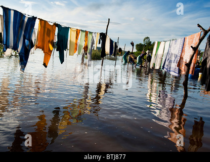 Pueblo Indio lavando ropa en un río inundado en la ciudad de Puttaparthi, Andhra Pradesh, India Foto de stock