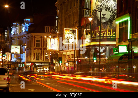 Los teatros de West End (Queen's, Gielgud, Apolo, y lírica), Shaftesbury Avenue, Soho, Londres, Inglaterra, Reino Unido