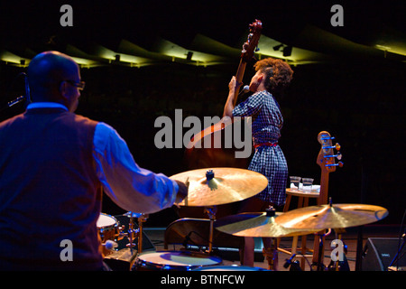 ESPERANZA SPALDING realiza en la edición 2009 del Festival de Jazz de Monterey, California Foto de stock