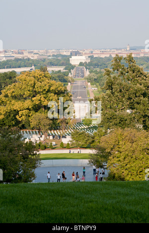 El Cementerio Nacional de Arlington en Arlington, Virginia, Washington DC ofrece vistas al otro lado del Río Potomac Foto de stock