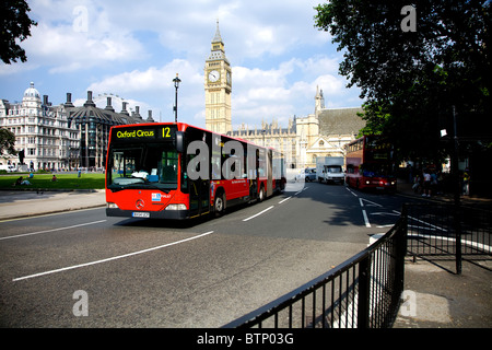 Una baraja de autobuses rojos de Londres pasando por el Big Ben y las casas del parlamento