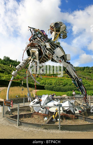 La Weeeman - Residuos de equipos electrónicos eléctricos escultura en el Eden Project en Cornwall.