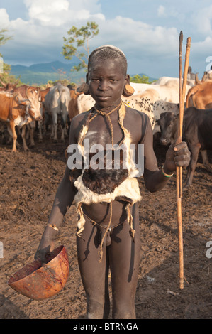 Surma boy en un campamento cerca de ganado Tulgit, Valle del río Omo, Etiopía