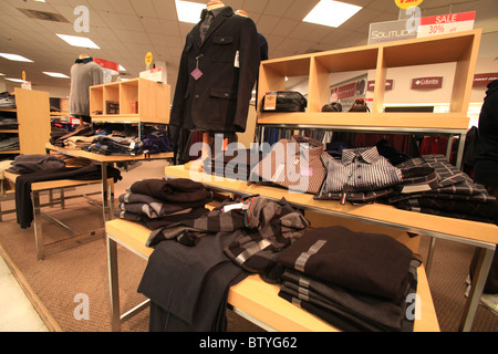 Ropa para la venta en la tienda Sears de Kitchener ON Canad