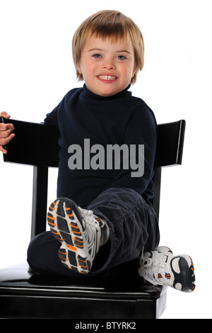 Retrato de niño con síndrome de Down sonriendo aislado sobre fondo blanco.