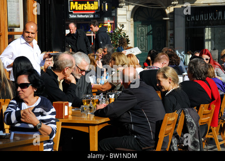 Estambul, Turquía. Gente comiendo y bebiendo fuera de un restaurante en el distrito de Galata Beyoglu. 2010. Foto de stock
