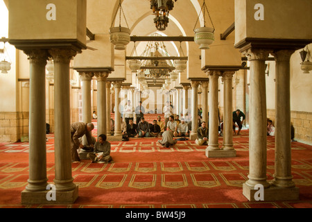 Egipto, El Cairo, al-Azhar-Mosque, Hypostyle hall de oración con las columnas que se utilizan en diversos períodos de la historia egipcia Foto de stock