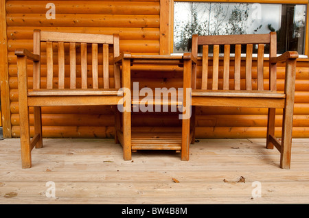 Dos sillas en la terraza de madera en casa de vacaciones Foto de stock