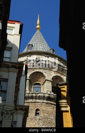 Estambul, Turquía. La torre de Galata en Beyoglu. En otoño de 2010. Foto de stock