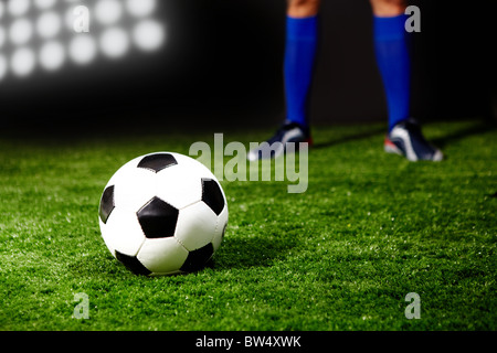 Foto de un balón de fútbol en el estadio situado en el fondo de machos pagan