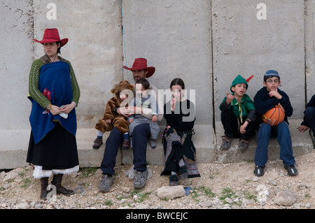 Colonos judíos vestidos con trajes marcan la fiesta judía de Purim en la dividida ciudad de Hebrón, Israel, en Cisjordania Fotografía de stock - Alamy Colonos judíos vestidos con trajes marcan la fiesta judía de Purim en la dividida ciudad de Hebrón, Israel, en Cisjordania Fotografía de stock - Alamy
