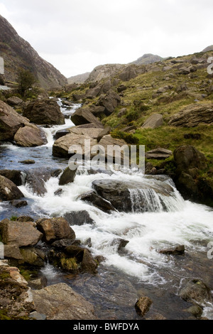 Cascada río de montaña en el noroeste de Gales Foto de stock
