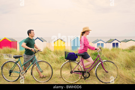Par de bicicletas a lo largo de la playa de empuje