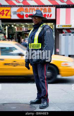 Estados Unidos Nueva York Manhattan Times Square NYC,Oficial de Seguridad Pública en uniforme de patrulla en el principal destino turístico de Midtown. Foto de stock