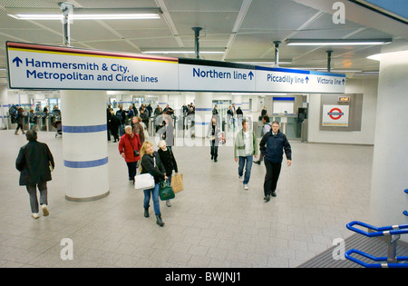 Kings Cross St Pancras en la estación de metro de Euston Road, Londres. Nueva entrada salida foyer, viajeros y señales de dirección Foto de stock