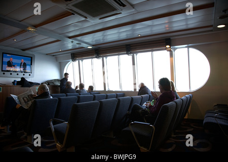 Los pasajeros de Dun Laoghaire a Holyhead fast ferry de pasajeros en Dublín, República de Irlanda