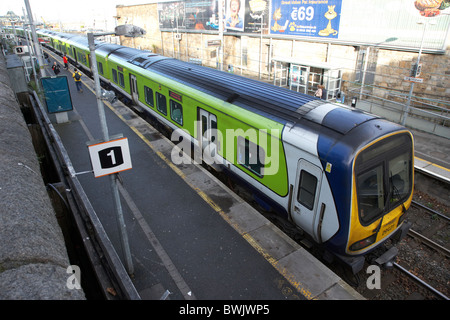 Tren dart en Dun Laoghaire, estación de tren de Dublín, República de Irlanda