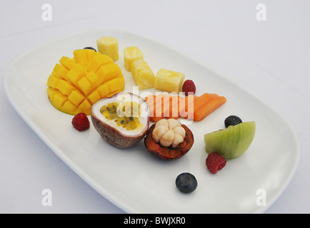 Plato de fruta servido en el almuerzo en Lizard Island, Queensland, Australia Foto de stock