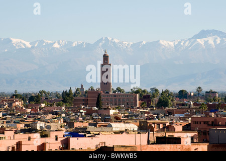 Vistas de Marrakech en Marruecos, el Norte de África hacia las montañas Atlas Foto de stock