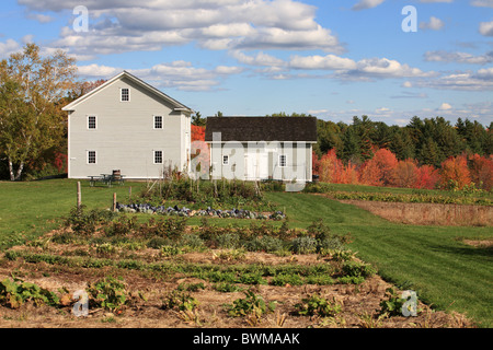 Los graneros de madera dentro del Canterbury Shaker Village, Nueva Hampshire, EE.UU. Foto de stock