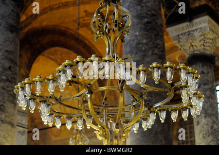 Lámpara de araña en el Aya Sofya (Santa Sofía) o la iglesia de la Divina Sabiduría, Estambul, Turquía Foto de stock