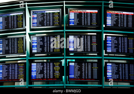 Juntas de salidas y llegadas de vuelos al Aeropuerto Internacional de Orlando, Florida, EE.UU. Foto de stock