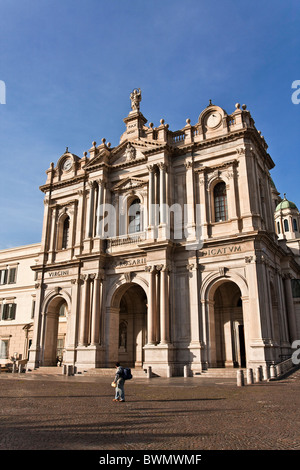 Santuario della Madonna del Rosario de Pompeya moderna, Antonio cua y Maria  Chiapetta Arquitecto, Nápoles, Campania, Italia Fotografía de stock - Alamy