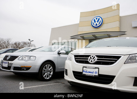 Un concesionario de automóviles Volkswagen. Foto de stock