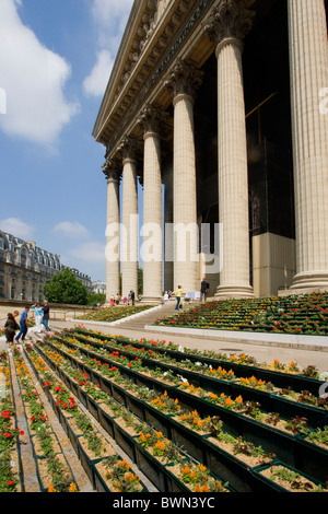 Francia Europa París ciudad la iglesia Madeleine construyendo columnas templo neoclásico de la arquitectura del clasicismo Foto de stock