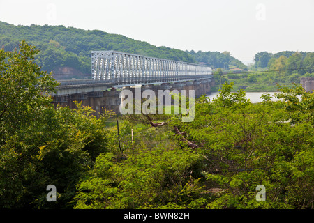 La libertad y el puente ferroviario sobre el río Imjin entre Corea del Norte y Corea del Sur, Zona Desmilitarizada DMZ, Corea del Sur. JMH3830 Foto de stock