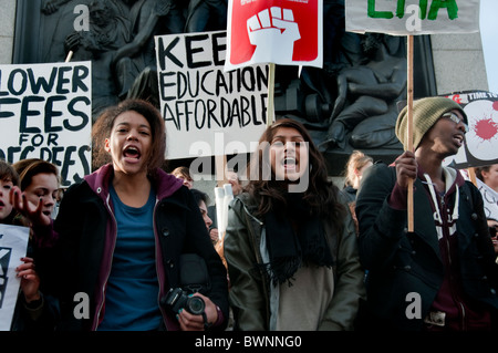 Protesta estudiantil sobre aumento de tarifas terminó en violencia y policía en Whitehall Londres 24.11.10 kettling Foto de stock