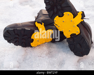 Inicio ajustable crampones para caminar sobre hielo nieve congelada en las  montañas de Baviera Alemania Europa Fotografía de stock - Alamy