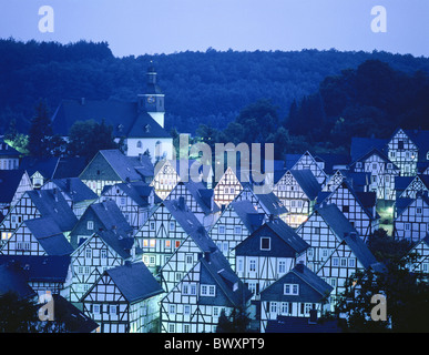 Filtro azul Europa Alemania village panorama casas con entramados de madera iglesia de noche Renania del Norte-Westfalia vic Foto de stock