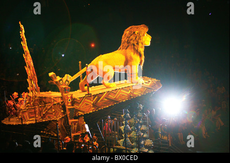 El Rey León musical realizado en el Golden Mickeys, Fantasyland, Disneylandia de Hong Kong, la isla de Lantau, Hong Kong, China Foto de stock