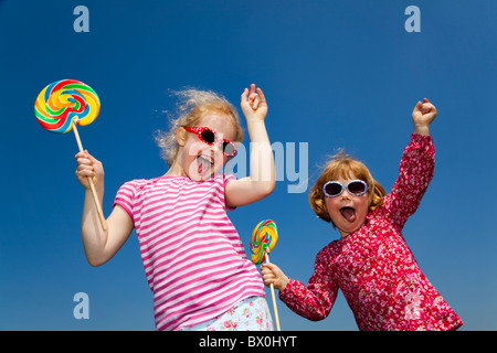 Chica con piruleta gigante, Londres, Reino Unido Fotografía de stock - Alamy