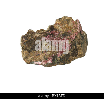 Erythrite (rojo) de cobalto de Bou Azzer, Marruecos aislado sobre fondo  blanco Fotografía de stock - Alamy
