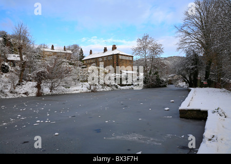 Magdale molino y presa, congelados, Holmfirth Honley, West Yorkshire, Inglaterra, Reino Unido. Foto de stock