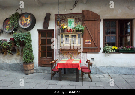 Cracovia - 'Stajnia'; una cafetería al aire libre del barrio judío de Kazimierz, Polonia Foto de stock