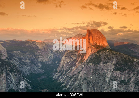 California, Estados Unidos, el Parque Nacional de Yosemite, Glaciar, punto de vista de la Cúpula de mitad de montaña y valle de Yosemite Foto de stock