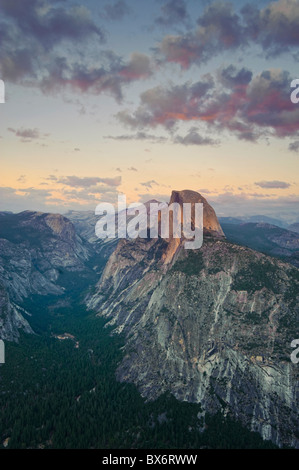 California, Estados Unidos, el Parque Nacional de Yosemite, Glaciar, punto de vista de la Cúpula de mitad de montaña y valle de Yosemite Foto de stock