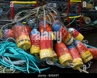 Montones de coloridos cangrejos boyas, ollas, y cuerdas sobre la costa de Oregón. Foto de stock