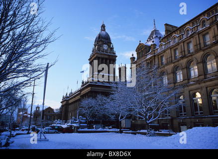 El ayuntamiento de leeds rodeado de nieve profunda, construido en 1858, diseñado por cuthbert brodrick leeds yorkshire uk Foto de stock