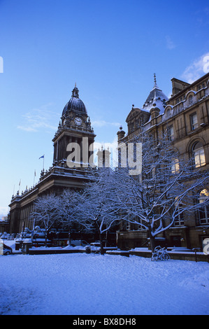 El ayuntamiento de leeds rodeado de nieve profunda, construido en 1858, diseñado por cuthbert brodrick leeds yorkshire uk Foto de stock